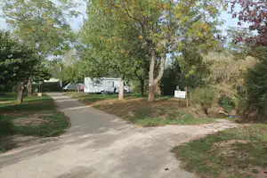 Flower Camping Le Moulin des Iscles - Standplätze auf dem Campingplatz