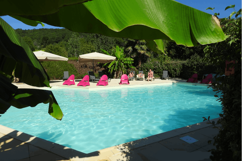 Camping Le Moulin du Bleufond - Pool mit Liegestühlen und Sonnenschirmen auf dem Campingplatz