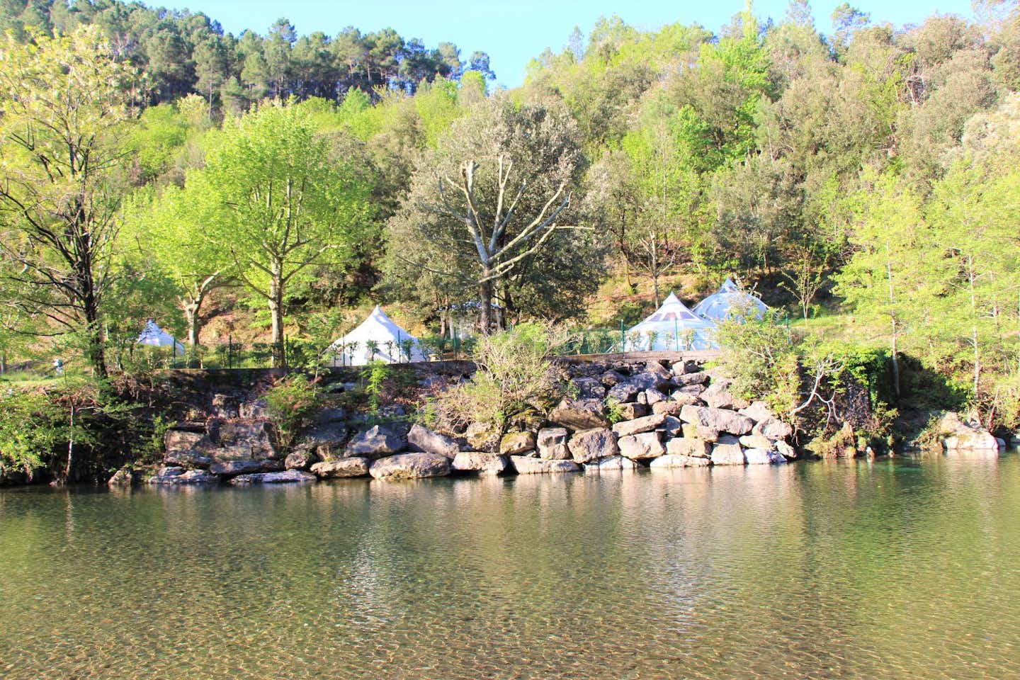 Camping Le Moulin du Luech - Zeltplätze am Ufer des Flusses