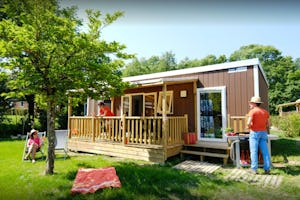 Camping Le Moulin du Roch - Camper am Mobilheim vom Campingplatz mit Veranda