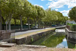 Camping Le Moulin du Roy - Blick auf den Campingplatz am Fluss