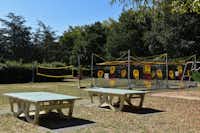 Camping Le Moulin du Roy - Freizeitbereich mit Tischtennisplatten und Sportplatz