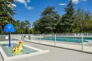 Camping Le Moulin du Roy - Pool im Freien mit Kinderbereich