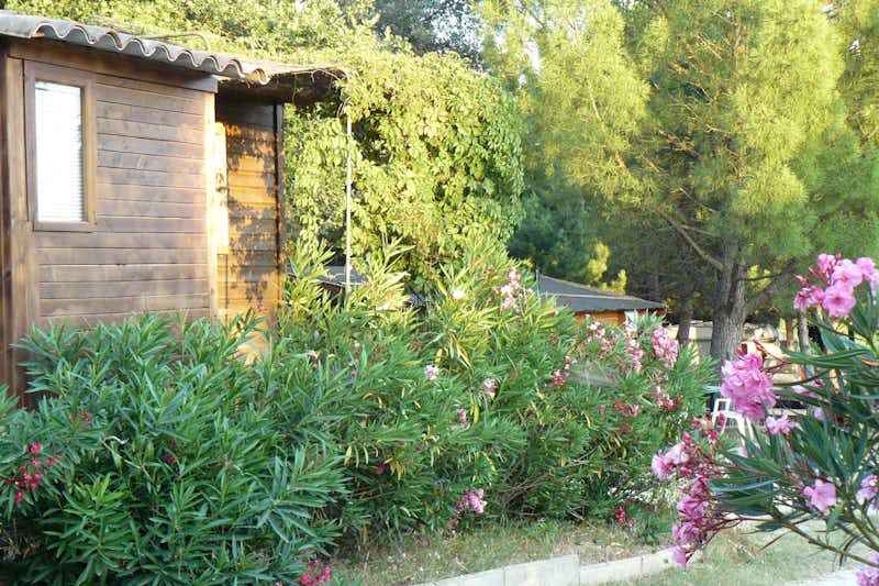 Camping Le Moulin à Vent - Gebäude des Campingplatzes mit Blumenbeet davor