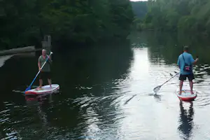 Camping Le Moulin Vert - Camper beim Standup Paddeln auf dem Fluss beim Campingplatz