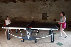 Camping Le Moulin Vert - Camper beim Tischtennisspielen