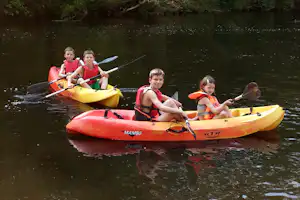 Camping Le Moulin Vert - Kinder beim Kanufahren auf einem nahen Fluss