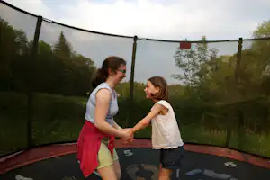 Camping Le Moulin Vert - Trampolin mit Campern darauf