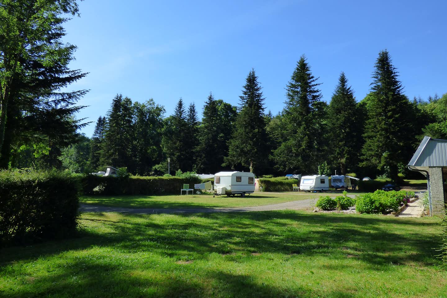 Camping Le Moulin Vert - Wohnwagen- und Zeltstellplatz vor Bäumen