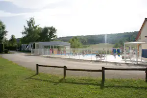 Camping Le Moulin - Campingplatz mit Pool im Grünen