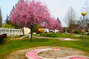 Camping Le Moulin - Minigolf auf dem Campingplatz im Frühling