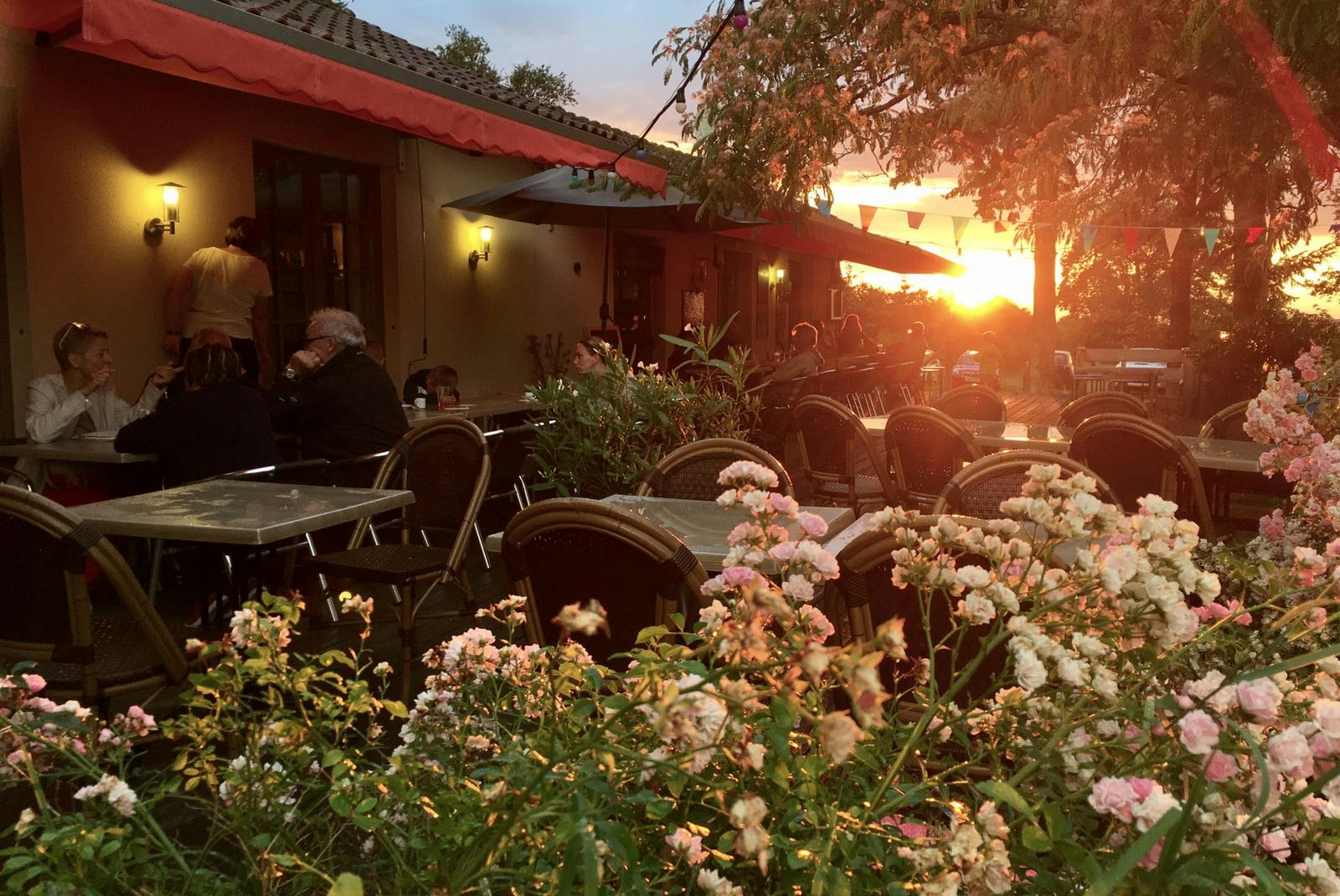 Camping Le Muret  - Restaurant mit Terrasse auf dem Campingplatz bei Sonnenuntergang