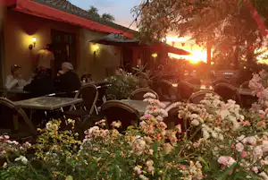 Camping Le Muret - Restaurant mit Terrasse auf dem Campingplatz bei Sonnenuntergang