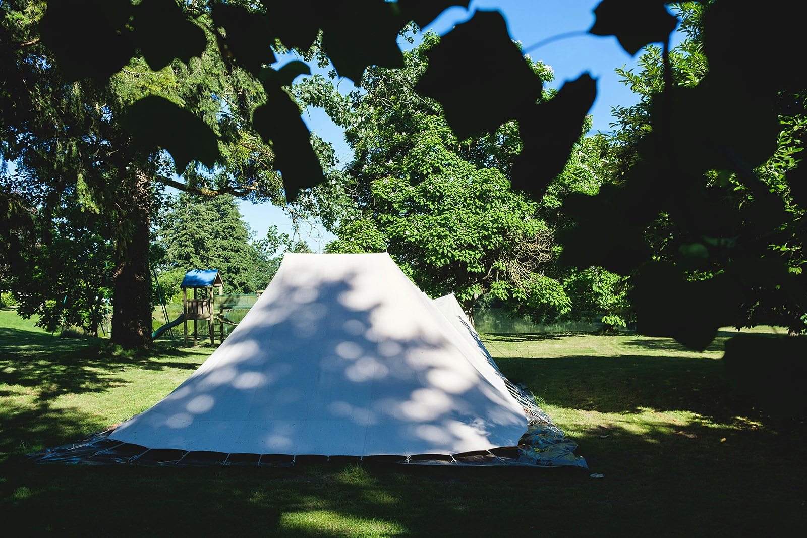 Camping Le Muret - Blick auf ein Zelt im Schatten der Bäume