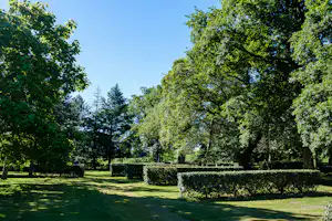 Camping Le Muret - Standplätze im Grünen auf dem Campingplatz