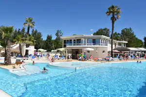 Camping Le Napoléon - Pool mit Sonnenliegen auf dem Campingplatz