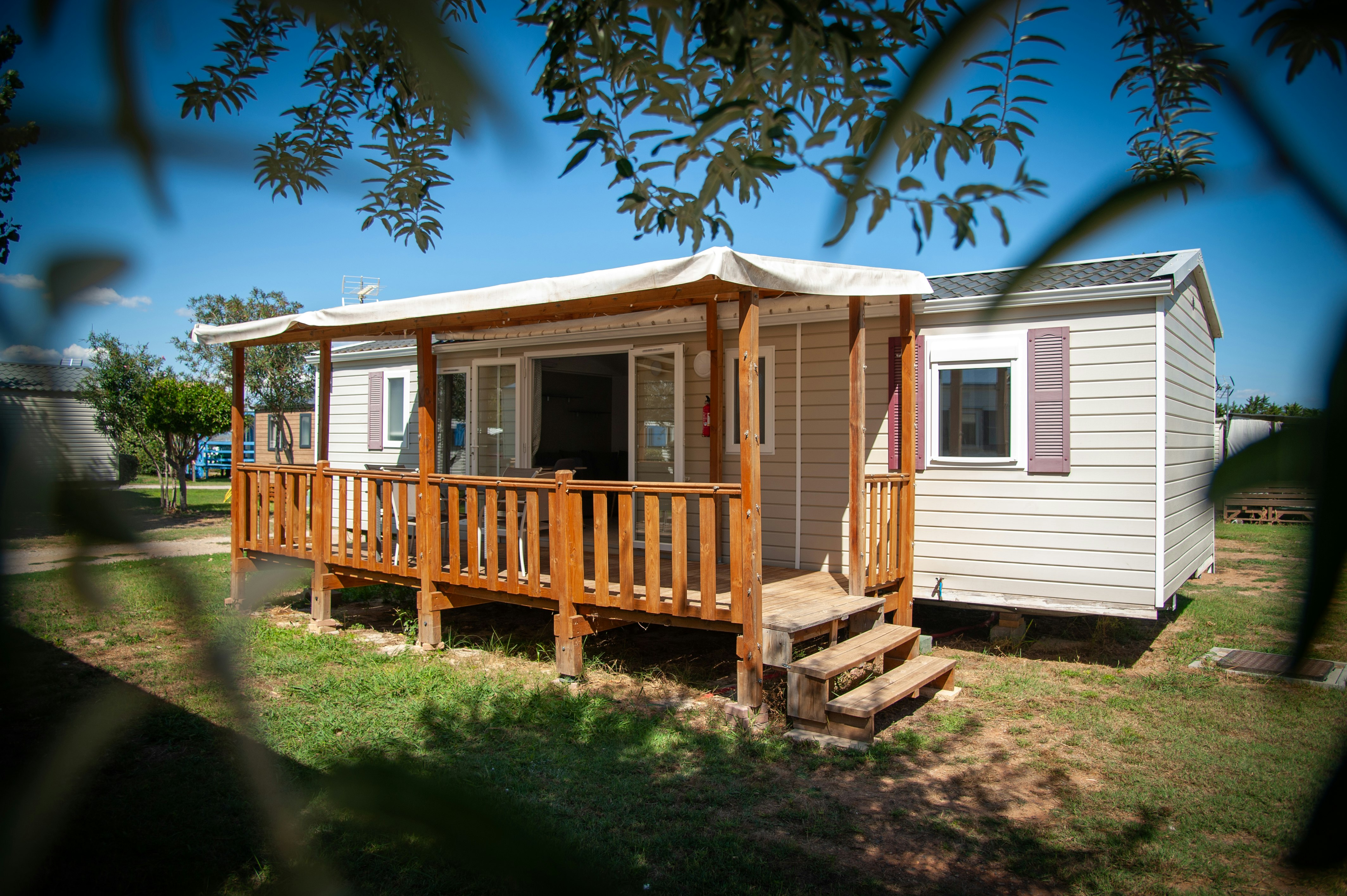Camping Le Nautic  - Mobilheim mit Terrasse auf dem Campingplatz