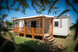 Camping Le Nautic - Mobilheim mit Terrasse auf dem Campingplatz