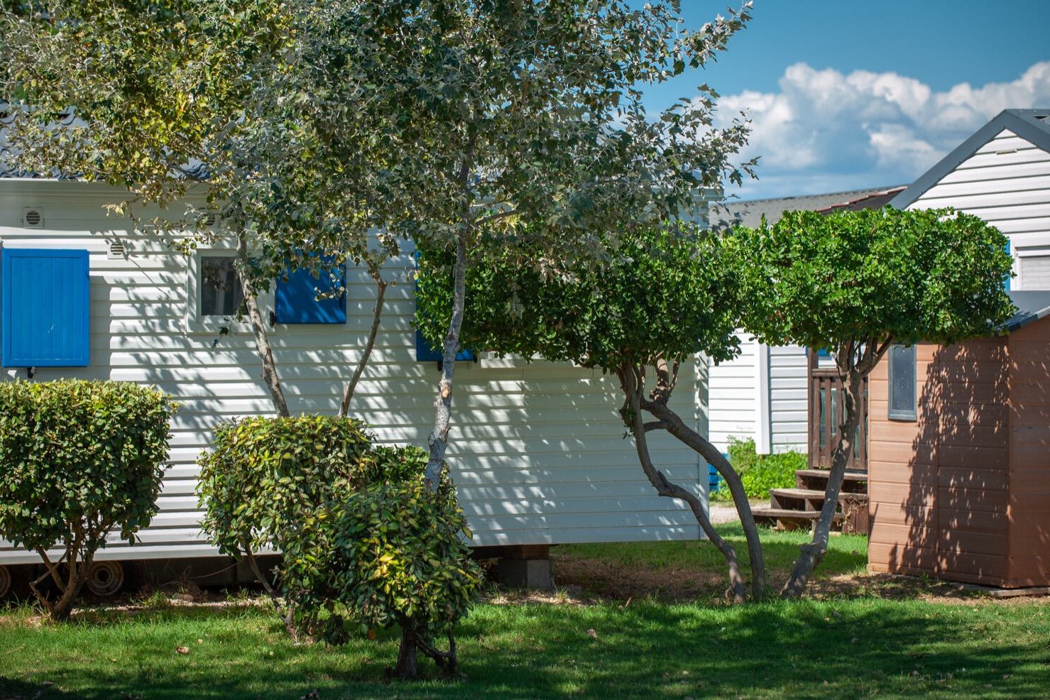 Camping Le Nautic  - Mobilheim mit Terrasse auf dem Campingplatz