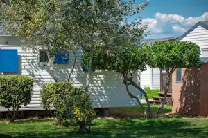 Camping Le Nautic - Mobilheim mit Terrasse auf dem Campingplatz