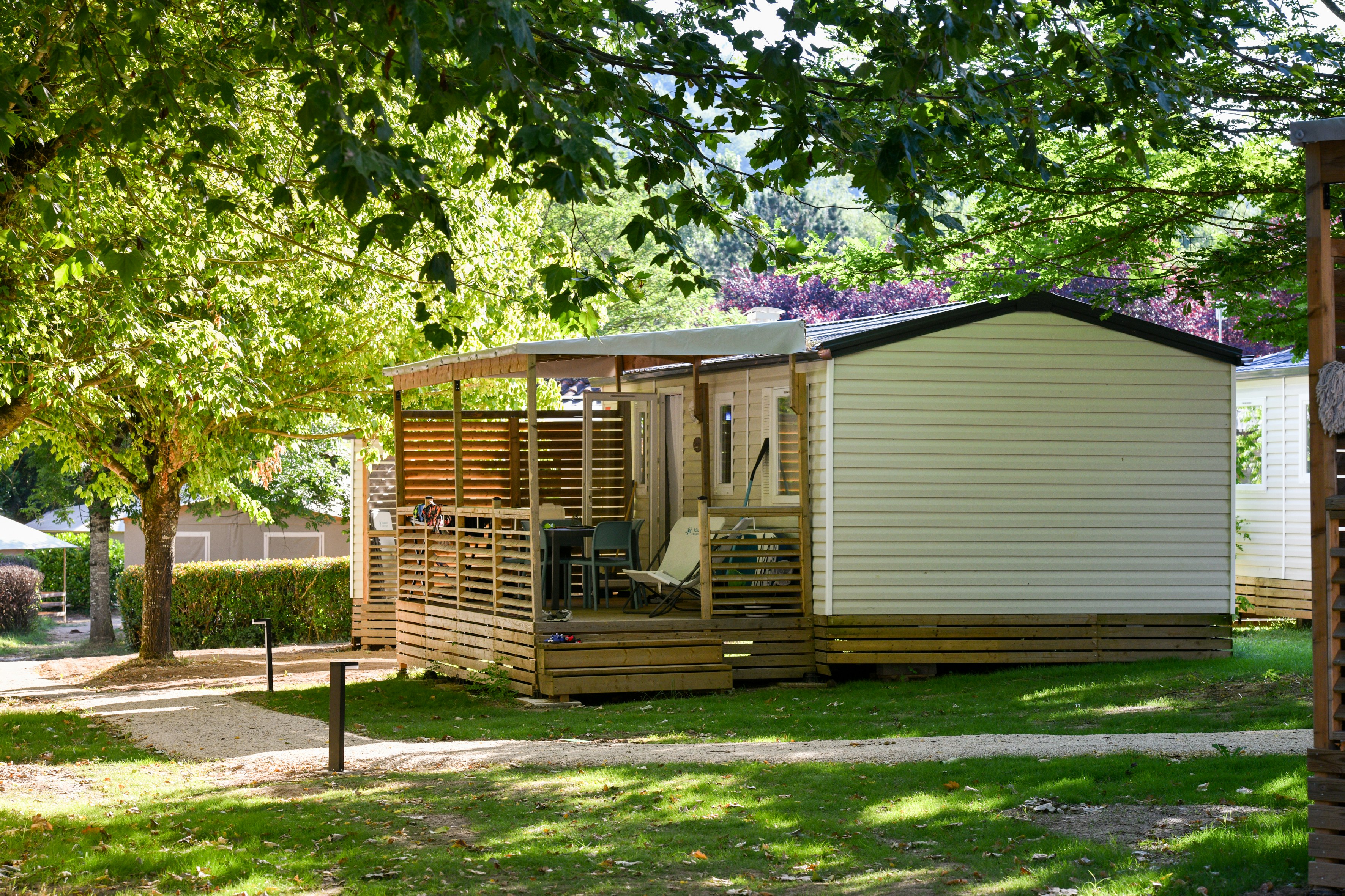 Camping Le Noble Val  - Mobilheim mit Terrasse auf dem Campingplatz