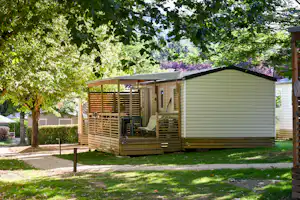 Camping Le Noble Val - Mobilheim mit Terrasse auf dem Campingplatz