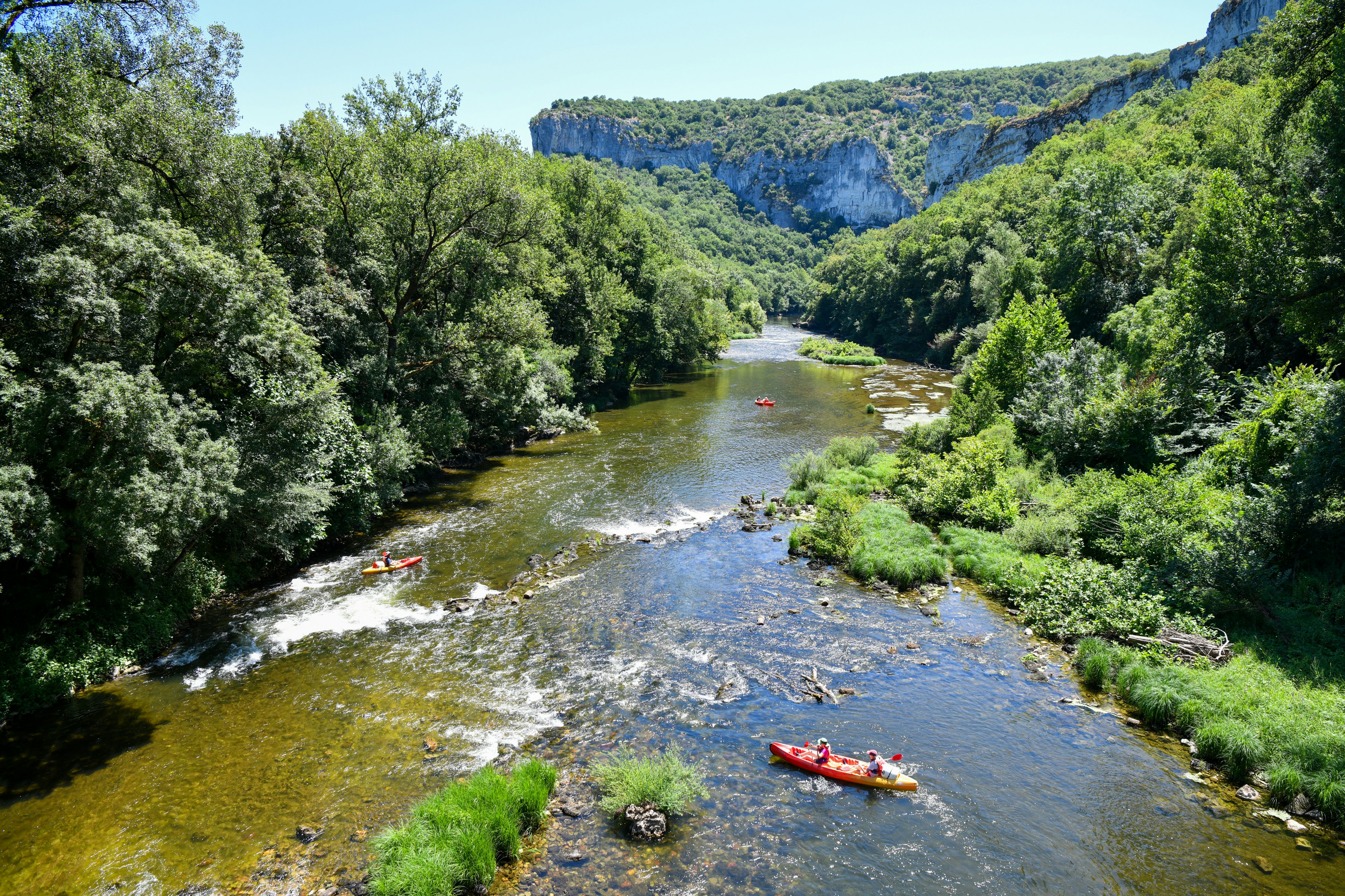 Camping Le Noble Val - Camper fahren Kanu auf dem Fluss am Campingplatz