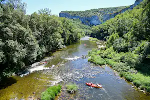Camping Le Noble Val - Camper fahren Kanu auf dem Fluss am Campingplatz