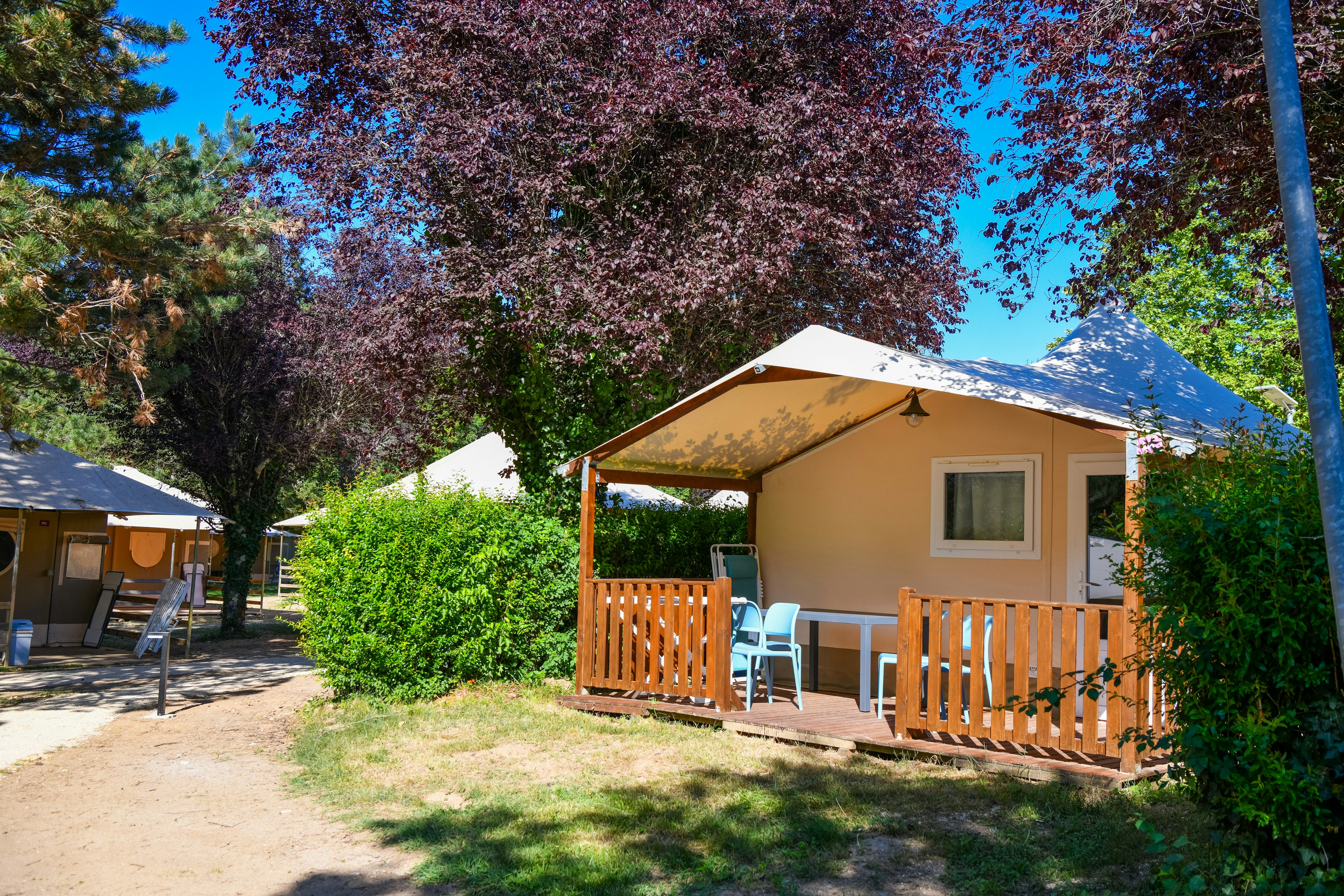 Camping Le Noble Val - Glamping-Zelt mit Terrasse auf dem Campingplatz