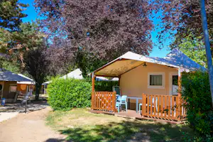 Camping Le Noble Val - Glamping-Zelt mit Terrasse auf dem Campingplatz
