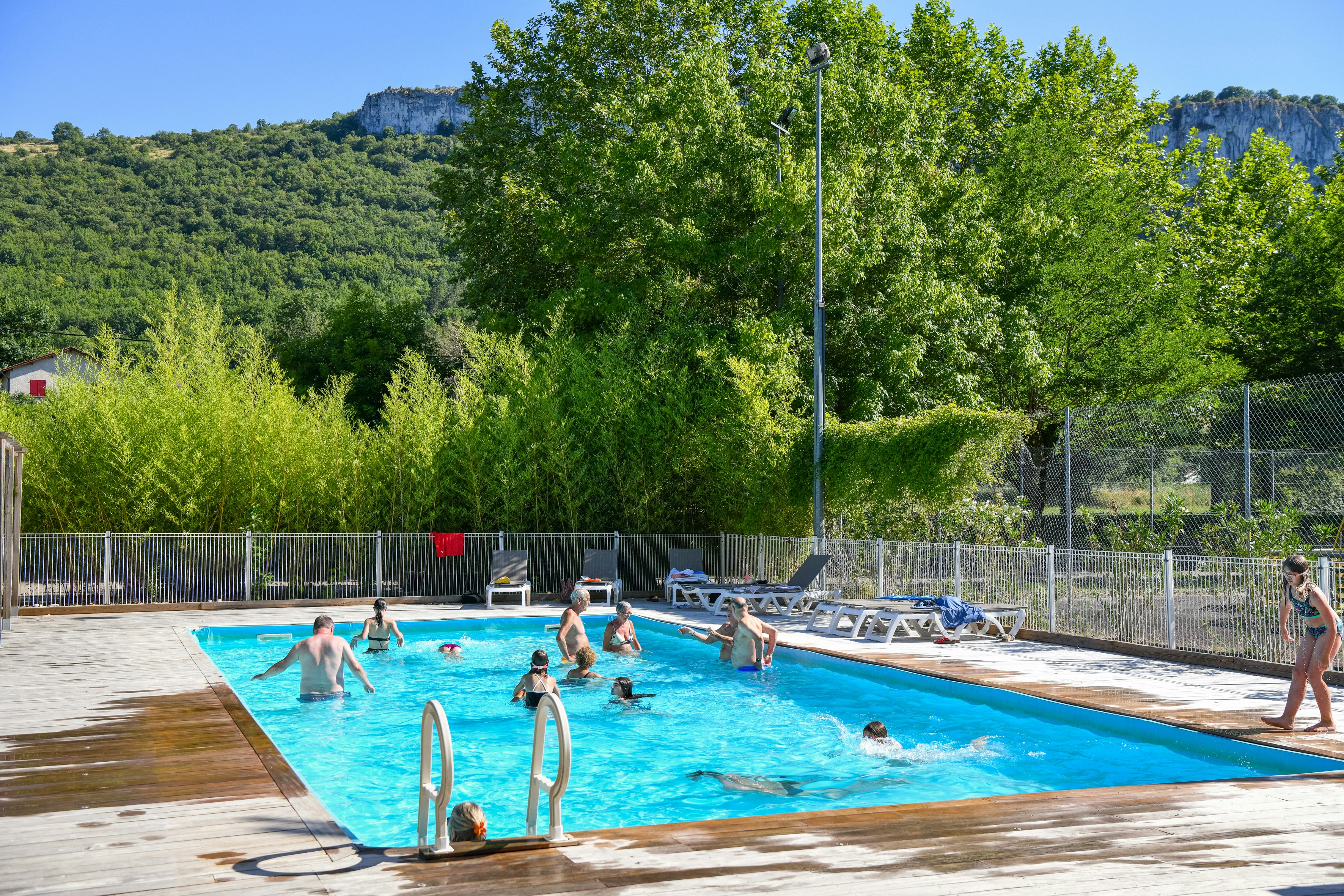 Camping Le Noble Val - Pool im Freien mit Liegestühlen auf dem Campingplatz
