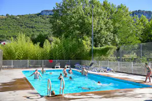 Camping Le Noble Val - Pool im Freien mit Liegestühlen auf dem Campingplatz