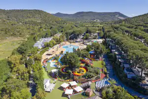 Camping Le Pachacaïd - Blick auf das Freibad und die Wasserrutschen aus der Vogelperspektive