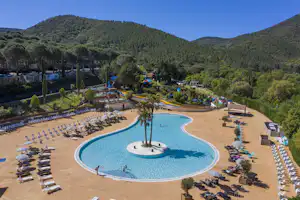 Camping Le Pachacaïd - Freibad mit Liegestühlen und Sonnenschirmen auf dem Campingplatz
