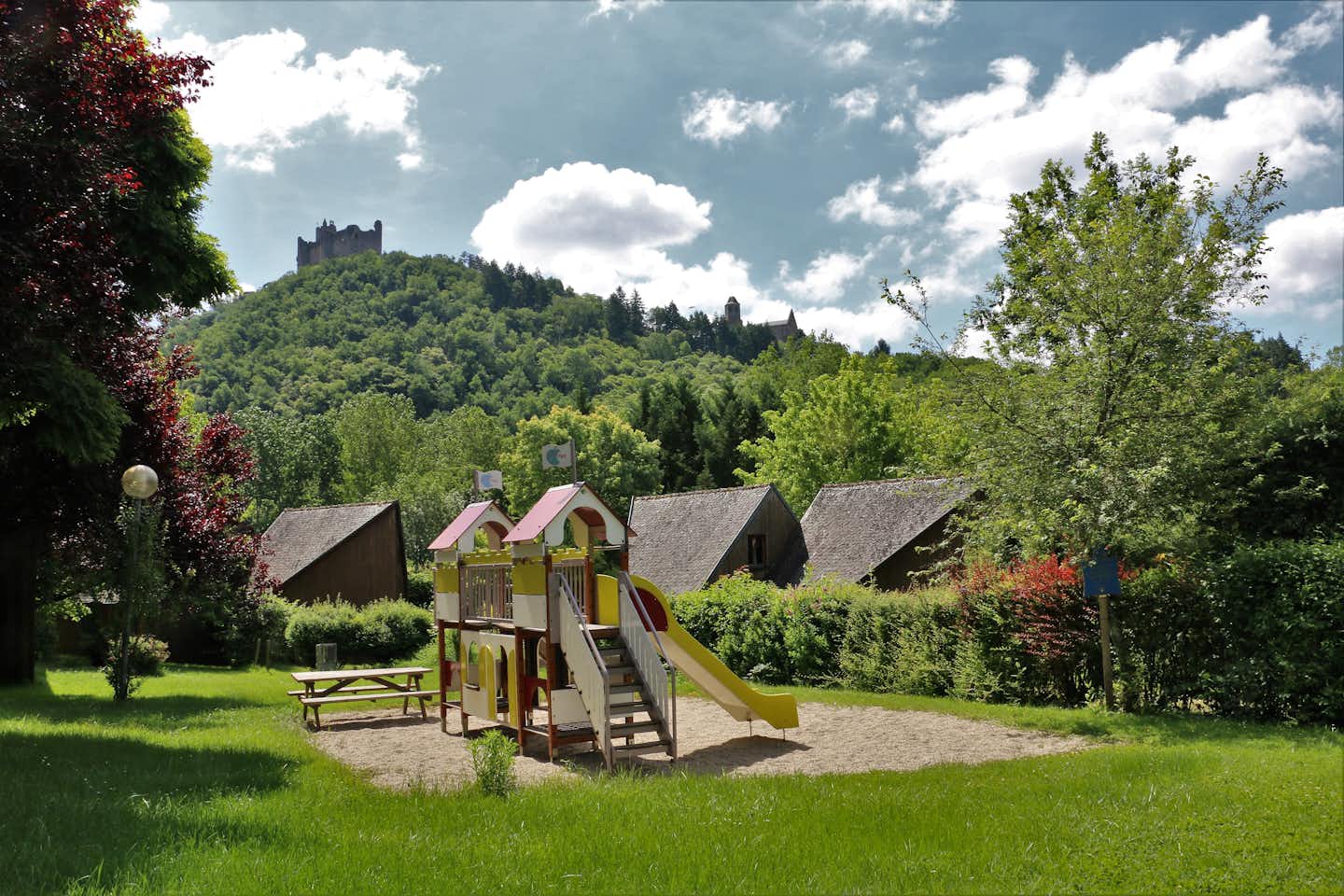 Camping Le Paisserou - Kinderspielplatz mit Kletterburg auf dem Campinggelände
