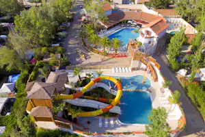Camping Le Palais de la Mer - Luftaufnahme vom Pool auf dem Campingplatz