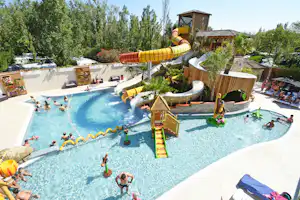Camping Le Palais de la Mer - Kinderbecken und Wasserrutschen im Pool vom Campingplatz