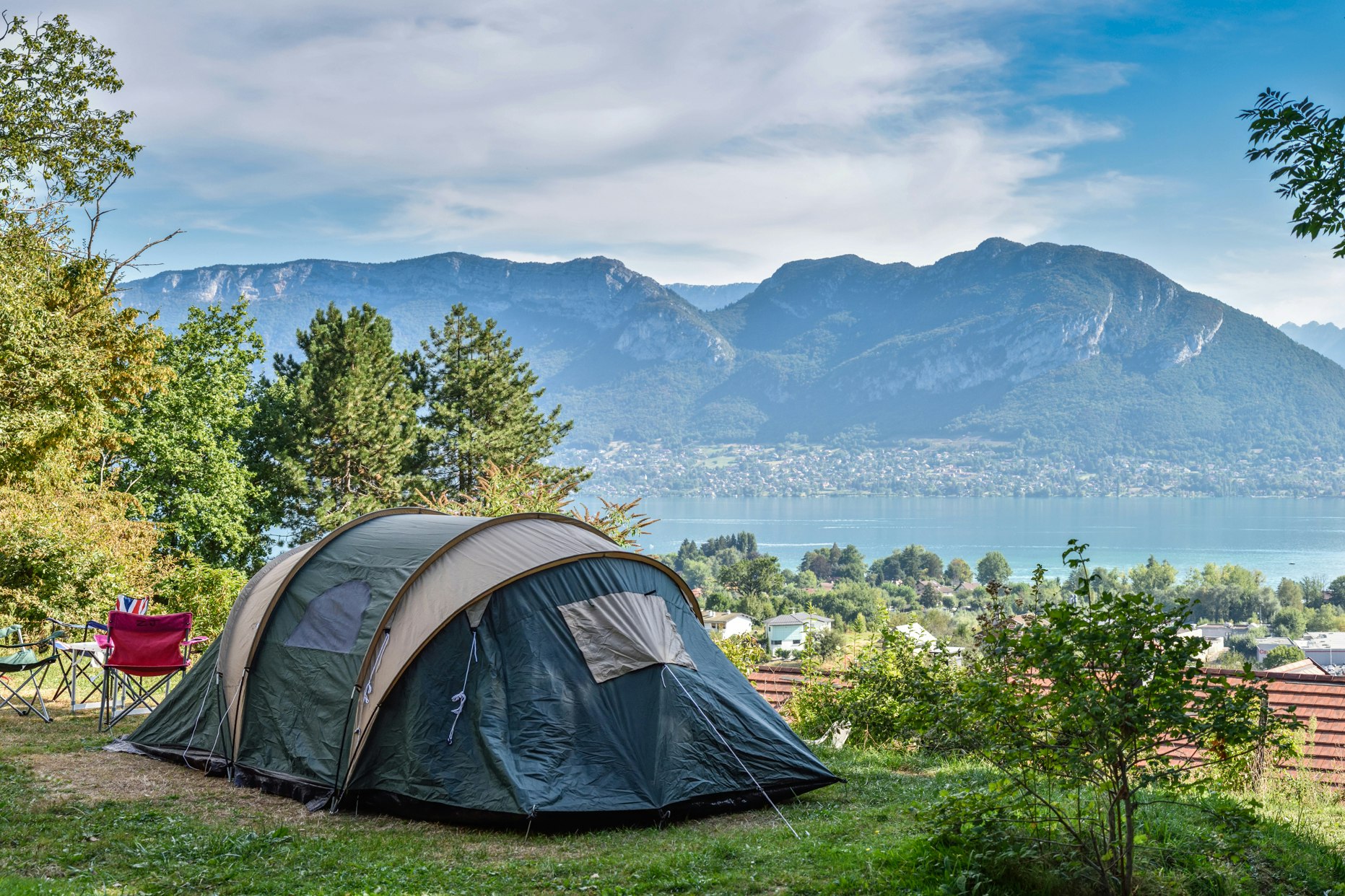 Camping Le Panoramic - Zeltstellplatz mit Blick auf See von Annecy und Berge