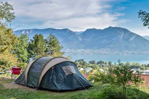 Camping Le Panoramic - Zeltstellplatz mit Blick auf See von Annecy und Berge