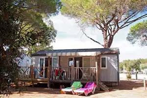 Camping Le Pansard - Mobilheim mit Veranda auf dem Campingplatz