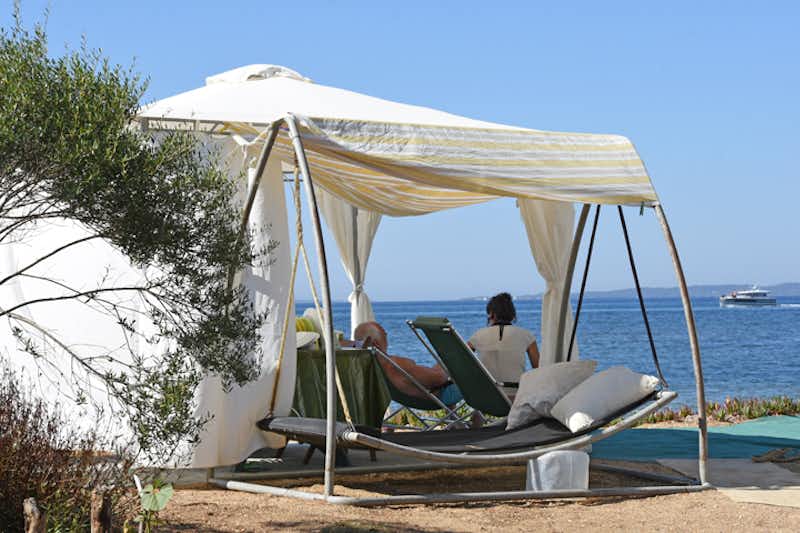 Camping Le Pansard - Camper unter einem Pavillon blicken auf das Mittelmeer