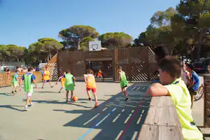 Camping Le Pansard - Kinder spielen Fussball auf dem Kleinfeldplatz