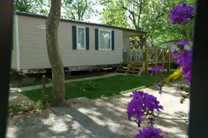 Camping Le Paradis - Mobilheim mit Veranda auf dem Campingplatz