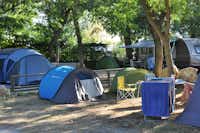 Camping Le Paradis - Zeltplätze im Schatten