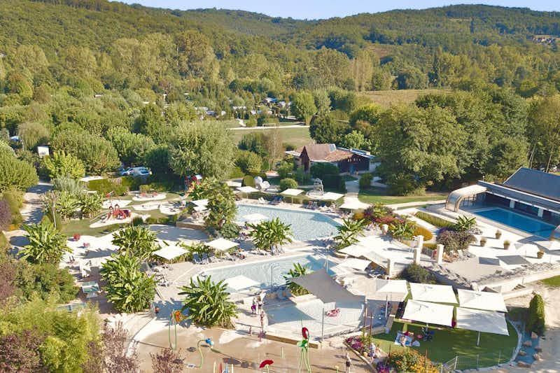 Camping Le Paradis - Luftaufnahme des Wasserparks mit mehreren Becken und Wellnessbereich