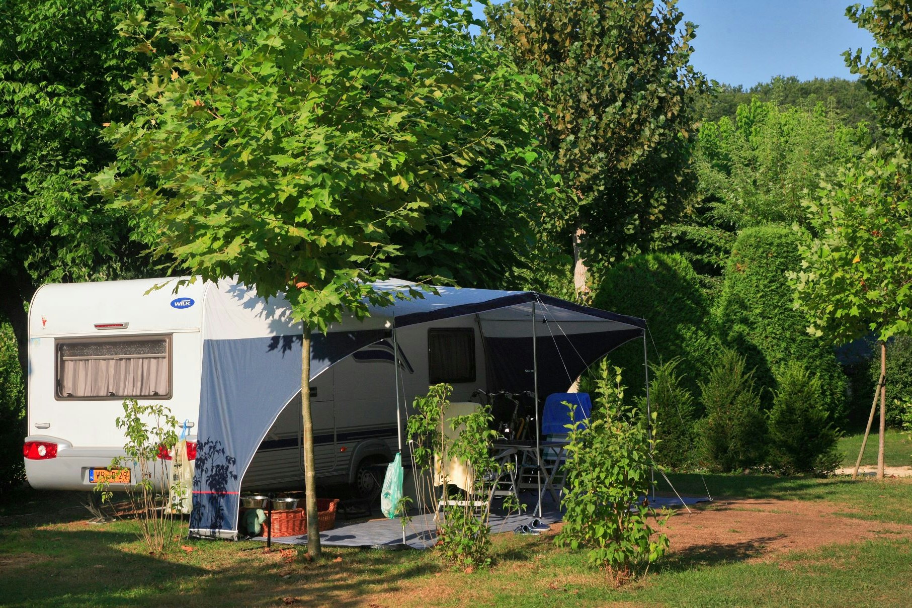 Camping Le Paradis - Stellplätze umgeben von Begrünung