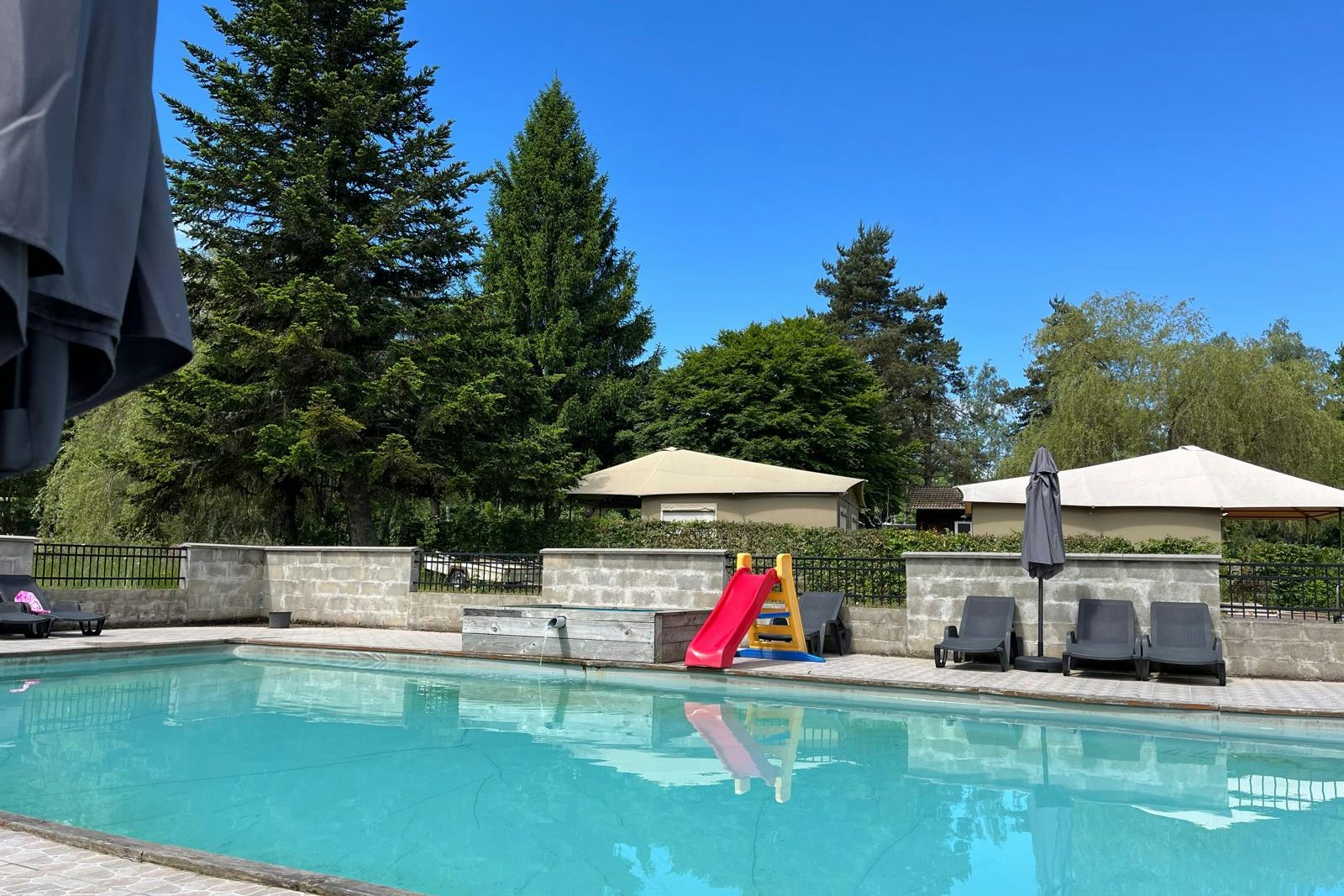 Camping le Paradou  - Pool im Freien mit Liegestühlen und Sonnenschirmen