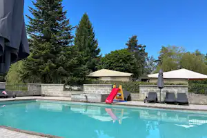 Camping le Paradou - Pool im Freien mit Liegestühlen und Sonnenschirmen
