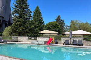 Camping le Paradou - Pool im Freien mit Liegestühlen und Sonnenschirmen