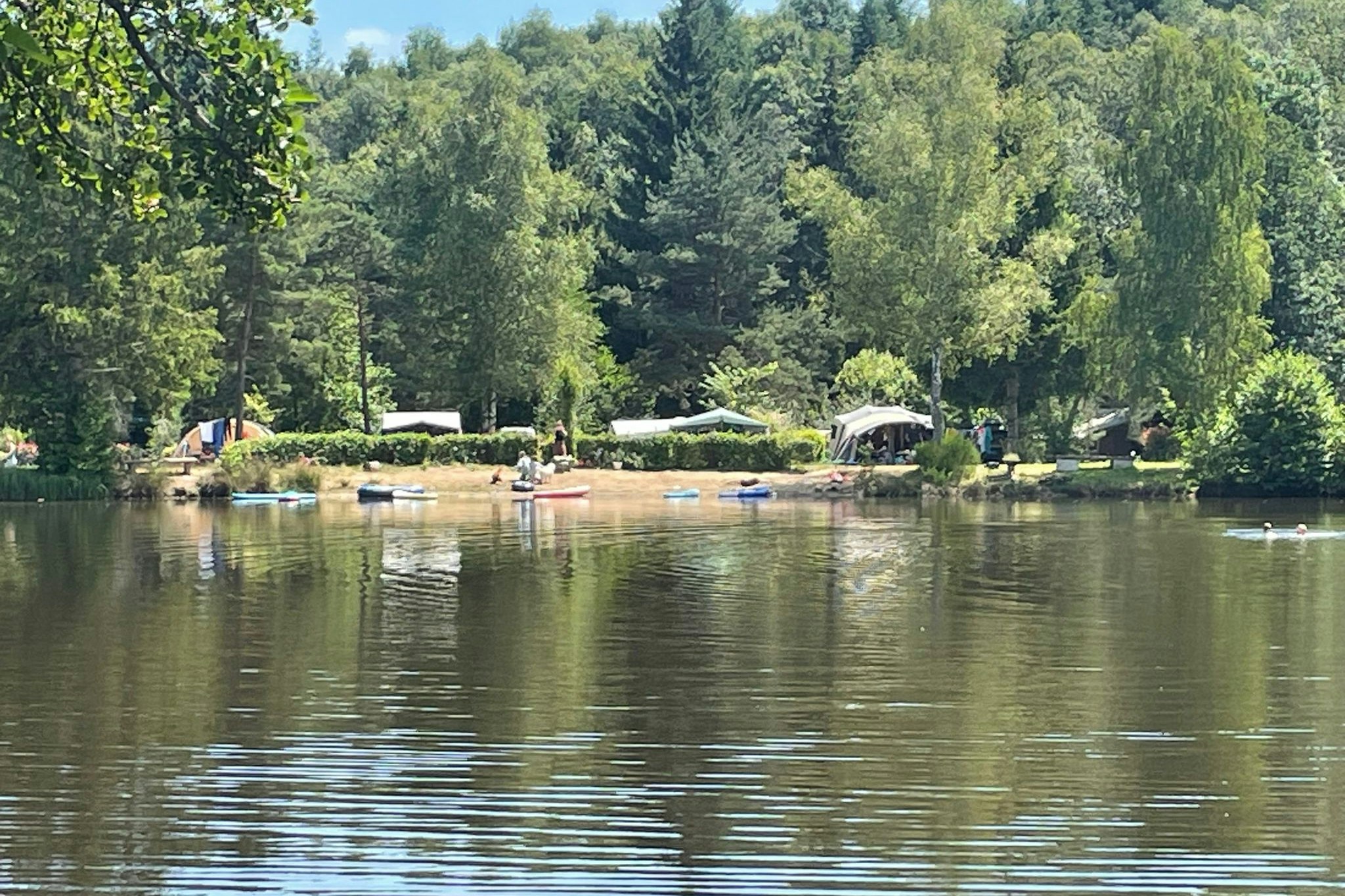 Camping le Paradou - Blick auf den See am Campingplatz
